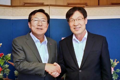  왼쪽부터 김기문 중기중앙회 회장과 권오준 포스코 회장은 15일 중소기업계 현안을 논의키 위해 오찬 간담회를 가졌다.