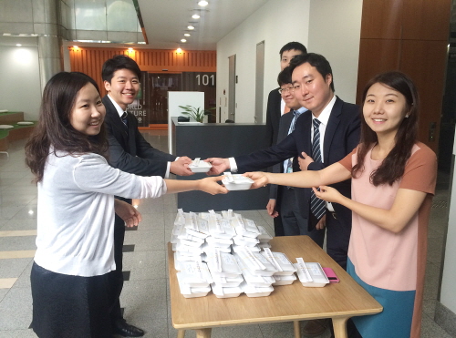  하나생명의 사내 혁신 추진팀인 주니어보드는 15일 '즐거운 직장 만들기' 기업문화 프로그램의 일환으로 '먼저 다가가 인사하기' 행사를 진행했다. ⓒ 하나생명