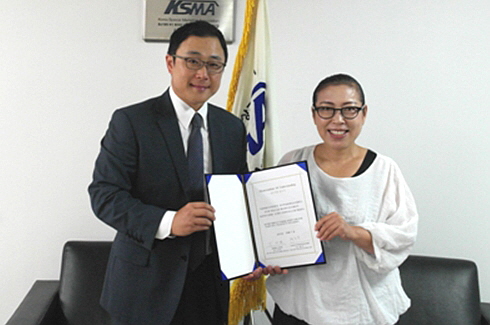  서울특별시사격연맹 김재현 회장(왼쪽)과 한국특설판매상공인협회 황선옥 회장. ⓒ 한국특설판매상공인협회