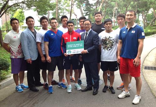  김재현 대표(가운데 양복 차림)가 태릉선수촌에서 아시안게임 남자유도 국가대표 선수단에게 프로폴리스 제품을 전달하고 있다. ⓒ GSM