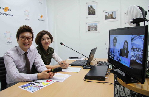  CJ오쇼핑쇼호스트들이 원격화상으로 쇼호스트를 꿈꾸는 청소년들의 멘토링 강의를 진행하며 재능 기부에 나섰다. ⓒ CJ오쇼핑