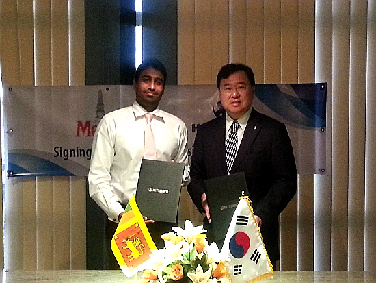  하이트진로는 지난 16일, 스리랑카 멘디스社에서 소주 원액 수출 및 현지 생산 협약식을 체결하고 양인집 하이트진로 해외사업총괄 사장(사진 우측)과 아준 아로이시우스(Arjun Aloysius) 멘디스社 회장(사진 좌측)이 기념촬영을 하고 있다. ⓒ 하이트진로