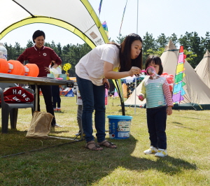  가족체험 비눗방울 만들기를 하는 모습. ⓒ 쌍용자동차
