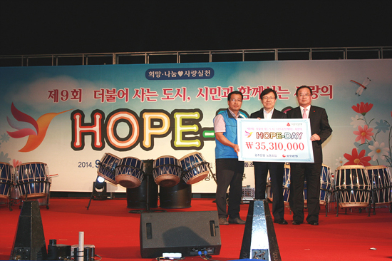  광주은행 노동조합과 광주은행은 이 날 HOPE-DAY 티켓 판매대금과 직원 모금액 3531만원을 오형국 행정부시장에게 전달했다.ⓒ광주은행 노동조합