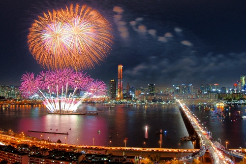  지난해 개최된 한화와 함께하는 서울세계불꽃축제에서 펼쳐진 화려한 불꽃쇼의 한 장면. ⓒ 한화