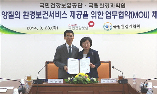  지난 23일 건보공단과 국립환경과학원은 환경성 질환을 효율적으로 감시하고, 양질의 환경보건서비스를 제공하기 위해 MOU를 체결했다. 사진은 이상인 국민건강보험공단 급여상임이사(왼쪽), 최경희 국립환경과학원 환경건강연구부장. ⓒ 건보공단