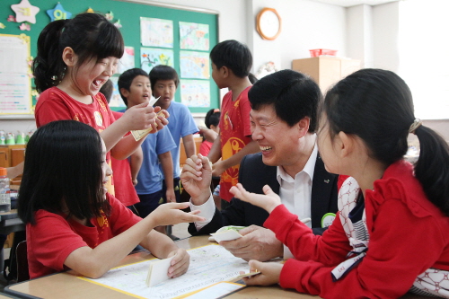  23일 서울 종로구 독립문초등학교 학생들이 우리 마을에서 볼 수 있는 직업과 돈의 흐름에 대해 교보생명 경제교육봉사단의 설명을 듣고 있다. ⓒ 교보생명