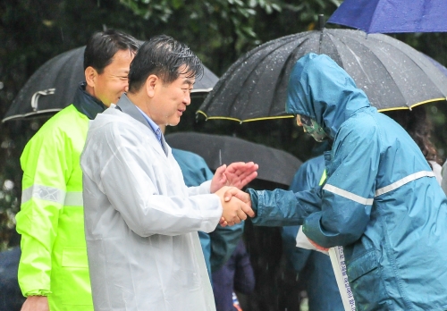  현대중공업 권오갑 사장이 23일에 이어 24일 아침 6시20분부터 8시까지 울산 본사 해양사업부 출입문에서 출근하는 직원들과 인사를 나누며 어려움을 극복하는데 힘을 모아 줄 것을 호소했다. ⓒ 현대중공업