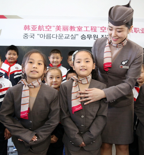  중국 황산 산양학교에서 열린 '아름다운 교실'에서 아시아나항공 승무원이 현지 학생들에게 승무원 강의를 하고 있다. ⓒ 아시아나항공