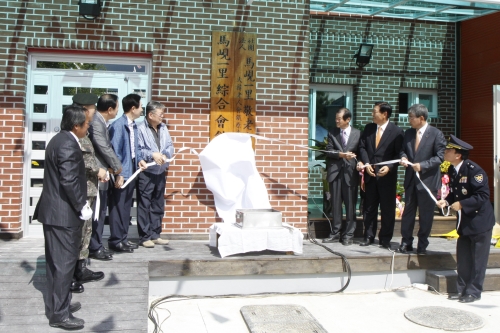  한기호 국회의원, 15사단 최영철 사단장, 마현리 주민, ㈜한화 관계자들이 마현리 마을회관 현판 제막식을 진행하고 있다. ⓒ (주)한화