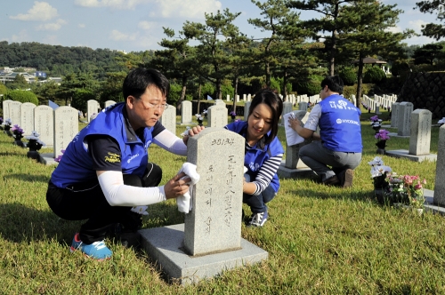  효성 임직원들이 '군군의 날'을 앞두고 지난 25일 국립서울현충원을 방문해 묘역 정화활동을 펼치고 있다. ⓒ 한화