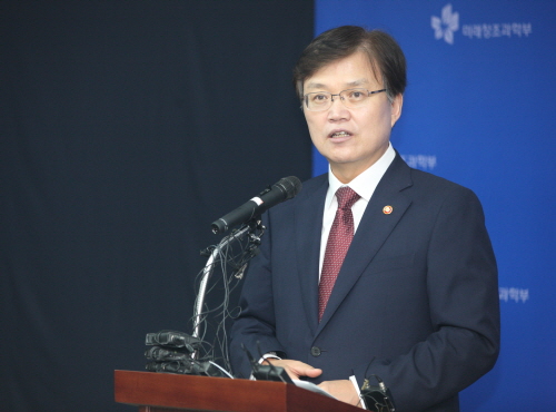 최양희 미래창조과학부 장관은 29일 오전 서울 종로구 세종대로 KT광화문빌딩 드림엔터에서 '창조경제 사례' 관련 브리핑을 하고 있다. ⓒ 미래부