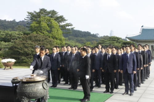  ㈜한화 임직원들이 10월 1일 국군의 날을 앞두고 국립서울현충원에서 참배를 하고 있다. ⓒ (주)한화