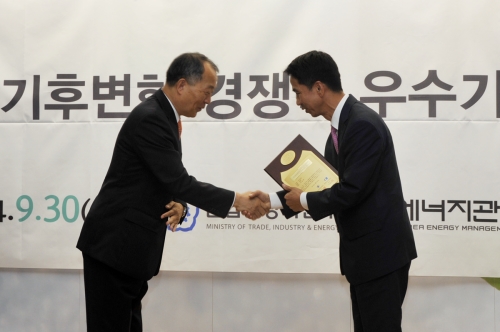  30일 서울시 강남구 코엑스에서 열린 “기후변화경쟁력 우수기업 선정” 수여식에서 효성 전략본부 권태수 상무(오른쪽)가 우수기업 인증패를 수여하고 있다. ⓒ 효성