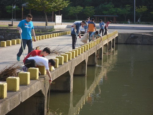 포스하이메탈 직원들이 광양 서천에서 쓰레기를 수거하고 있다. ⓒ하이메탈제공.