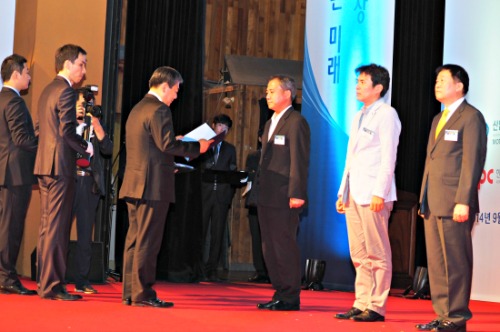 제38회 국가생산성대상 시상식에 공사 김대준 홍보마케팅팀장이 참석하여 표창장을 수여받고 있다. ⓒ전남개발공사