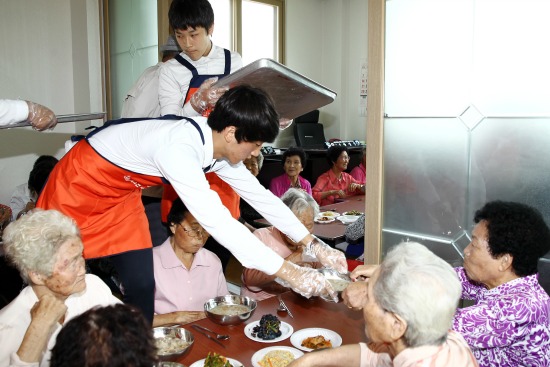 학다리중학교 학생들이 키운 닭으로 어르신들에게 식사를 대접하고 있다. ⓒ함평군
