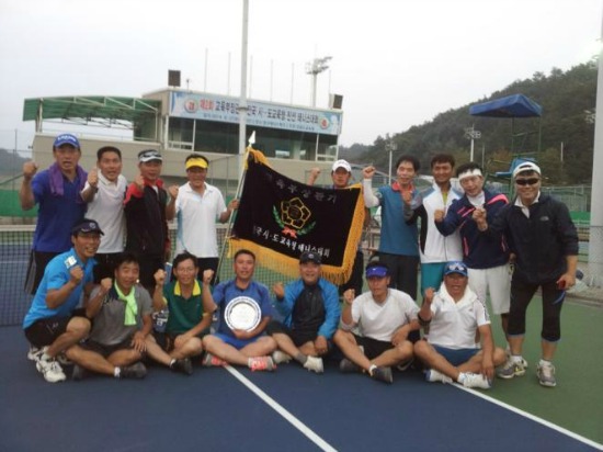 교육부장관기 테니스대회에서 우승을 차지한 전남도교육청 테니스 동호회 회원들. ⓒ전남도교육청