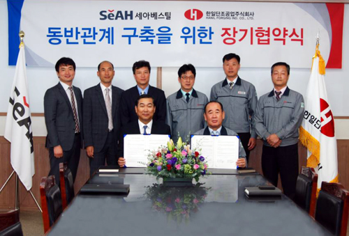  한일단조 권병호 대표 (오른쪽)와 세아베스틸 윤기수 대표가 양사 동반관계 구축 장기협약식을 맺고 임직원과 함께 기념촬영을 하고 있다. ⓒ 한일단조