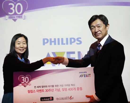  김영진 필립스 부사장과 정용순 대한사회복지회 부장이 전달식 참석, 기념 촬영을 하고 있다. ⓒ 필립스코리아