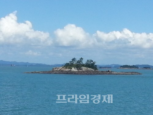  송공항에서 뱃길을 이용하다 보면 눈에 들어오는 무인도들이 아름다움을 선사해 준다. =나광운 기자