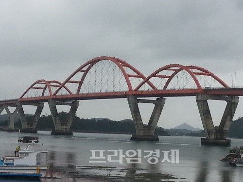  목포와 압해도를  한 생활권으로 연결한 압해대교. = 나광운 기자