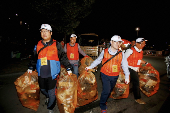  불꽃축제가 끝난 후 인파가 빠져나간 한강공원에서 한화 임직원 600명으로 구성된 자원봉사단들이 밤늦게까지 클린캠페인을 펼치고 있다. ⓒ 한화그룹