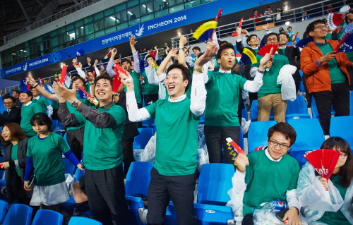  한화건설 임직원들이 인천축구전용경기장에서 이라크 축구대표팀을 응원하고 있다. ⓒ 한화건설