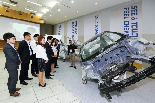  워크샵 참가자들이 한국GM 엔지니어로부터 샤시에 대한 설명을 듣고 있는 장면. ⓒ 한국GM