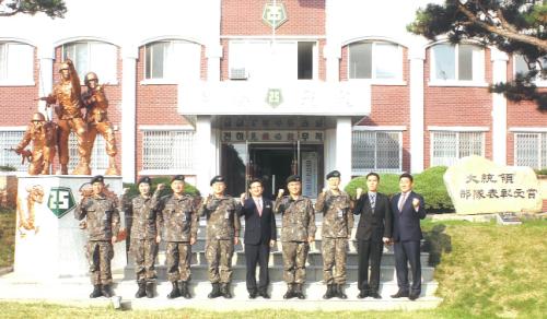  박인주 제니엘 대표(가운데)가 25사단에 방문, 준공식 후 기념촬영하고 있다. ⓒ 제니엘