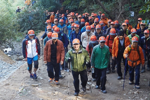  이근포 한화건설 사장을 비롯한 임직원 120여명이 경영목표 달성 및 무재해 결의를 위해 청계산을 오르고 있다. ⓒ 한화건설