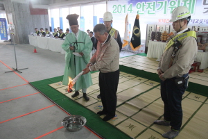  김종식 제2롯데월드 공사현장 주재임원이 무사고·무재해를 기원하며 축문을 태우고 있다. ⓒ 롯데건설