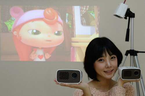  허재철 LG전자 상무는 이번 초경량 미니빔 TV 신제품과 관련, 