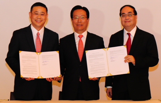 스티브 림 NIAB 의장, 박영순 구리시장, 닉 치니 베인브리지 대표(좌측 부터)가 20억달러 규모의 투자 양해각서를 체결했다. &copy; 프라임경제