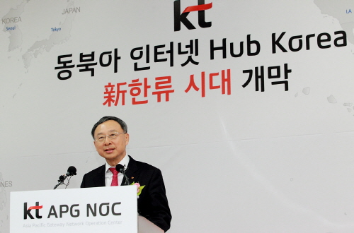  황창규 KT 회장은 'APG NOC' 개소식 후 기자들과 만나 연말경 KT 계열사 정리에 대해 밝히겠다고 말했다. ⓒ KT