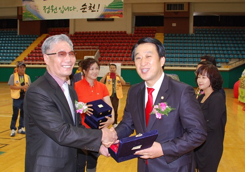 허유인 순천시의원(사진 오른쪽)이 김영래 시각장애인협회장으로부터 감사패를 받고 기념사진을 찍고 있다. ⓒ시의회.